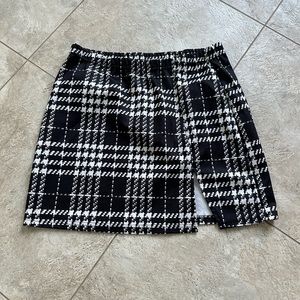 Black pattern skirt with slit.